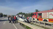 Balıkesir’de otomobil bariyerlere çarptı, 2 kişi yaralandı