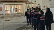 Kuşadası'nda durdurulan minibüsten 20 düzensiz göçmen çıktı: 5 organizatör tutuklandı