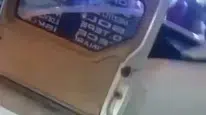 Mersin'de minibüs kapısı otomobile asılı kaldı