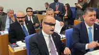 Genel Kurul'da protesto: Tüm vekiller gözleri kapalı ağızları bantlı şekilde salona girdi!