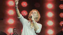 Soner Arıca Mersin konserinde doğum günü olan hayranlarını sahneye topladı