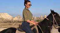 Aslıhan Karalar Kapadokya'da binicilik yeteneğini sergiledi
