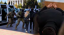 Sokak ortasında film gibi operasyon: Sevgilisiyle yürürken Rus istihbaratı ensesine bindi!