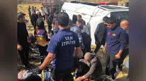 Van'da feci kaza: Yolcu minibüsü şarampole yuvarlandı, çok sayıda yaralı var