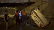 Osmaniye’de korku dolu anlar: Köprüden kanala uçan otomobildeki 3 kişi ölümden döndü