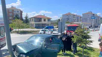 Sungurlu’da korkutan kaza: Kavşakta çarpışan araçlar hurdaya döndü
