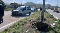Van’da lastik faciası: Kamyonet direğe çarptı, 4 kişi hastanelik oldu