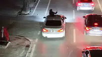 Trafikte dehşet anları: Sunrooftan sarkıp trafiği birbirine kattı, ceza kesilince küplere bindi