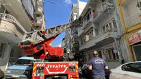 Merdivenler engel oldu, itfaiye hayat kurtardı: Yaşlı adamın zorlu tahliyesi