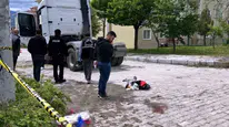 Emet’te alışveriş dönüşü korkunç kaza: Tırın altında kalan yaşlı kadın yaşam mücadelesi veriyor