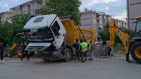 Edirne'de hafriyat sahasında korku dolu anlar: Damperini kaldıran kamyon devrildi