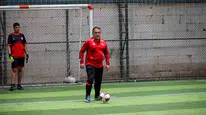 Vali sahaya indi, miniklerin neşesine ortak oldu: Protokolü bir kenara bıraktı, gol peşinde koştu