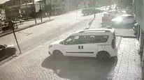 Sabırsız sürücünün kırmızı ışık ihlali faciaya davetiye çıkardı: Kavşaktaki dehşet anları kamerada