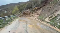 Sivas’ta kabus dolu saatler: Dağdan kopan kayalar yolu kapattı, dere taştı yollar çöktü