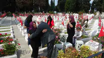 Trabzon'da bayram sabahı hüzün ve minnet bir aradaydı: Şehitlikte duygusal buluşma
