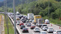 Dönüş yolunda kilitlenen trafik: Bolu geçişinde saatler süren bekleyiş