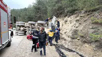 Bolu'da yürek yakan kaza: Kum yüklü kamyon virajı alamayınca devrildi