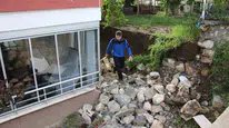 Amasya’da korku dolu anlar: Dev duvar büyük bir gürültüyle çöktü