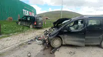 Tekman yolunda can pazarı: İki otomobil çarpıştı, 6 kişi hastanelik oldu