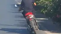Alanya'da elektrikli motosiklet sürücüsünün tehlikeli yolculuğu kamerada
