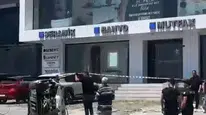 Avcılar’da korku dolu anlar: Kontrolden çıkan otomobil bariyerleri aşıp yan yola çakıldı