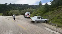 Tosya yolunda korkutan kaza: Direksiyon hakimiyetini kaybetti, yamaca savruldu