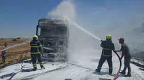 Şanlıurfa'da saman yüklü tırda yangın çıktı, itfaiye müdahale etti