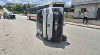Eskişehir'de trafik dehşeti: PTT aracı çarpmanın etkisiyle yan yattı