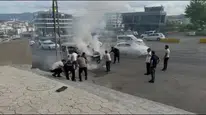 Samsun'da vatandaşların müdahalesiyle araç yangını söndürüldü