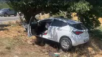 İzmir'de trafik kazası: Sollama yaparken ağaca çarpan otomobilde 4 ağır yaralı