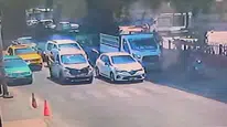 Adana'da yolun karşısına geçerken iki aracın çarptığı çocuk hayatını kaybetti
