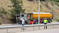 Cam madeni yüklü tır yangına maruz kaldı: Sürücü son anda kurtuldu