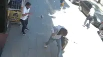 Van’da kaldırımda yürüyenler ölümden döndü: Beton kütlesi saniyelerle ıskaladı