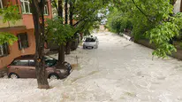 Gümüşhane’de mevsim normallerini zorlayan hava: Şehir merkezinde sel, yükseklerde kış manzarası