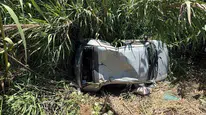 Alanya'da trafik kazası: ticari araç ile çarpışan otomobil bahçeye devrildi, 2 yaralı