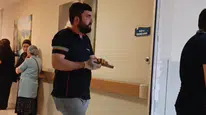 İnegöl'deki mobilya fabrikasında iş kazası: Elini çivili tahtaya çakan işçi hastaneye kaldırıldı