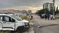 Adıyaman’da iki hafif ticari araç çarpıştı, 2 kişi yaralandı
