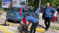Aksaray'da otomobil kaldırıma çıkarak reklam tabelasına çarptı: 2 yaralı