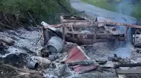 Kastamonu'da park halindeki karavan ile iş makinesi yandı
