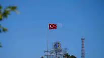 Kırıkkale'de mavi gökyüzünde Türk bayrağı ve ayın buluşması