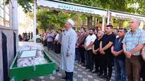 Isparta'da park halindeki otomobilde hayatını kaybeden genç kız, memleketinde son yolculuğuna uğurlandı