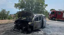 Manisa'da seyir halindeki kamyonet yangında tamamen yandı