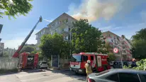 Bakırköy'de korkutan alevler: Çatı katından yükselen dumanlar mahalleyi sokağa döktü