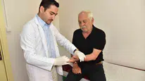 70 yaşında mucizevi kurtuluş: Motorlu testerenin kopardığı parmağına yeniden kavuştu