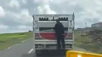 Şanlıurfa'da kamyonete tutunarak tehlikeli yolculuk yaptı