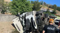 Siirt’te korkutan kaza: Devrilen tır trafiği kilitledi, 4 kişi hastanelik oldu
