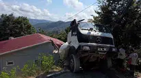 Kontrolden çıkan beton mikseri evin çatısına düştü