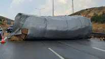Balıkesir’de saman yüklü tırın devrilmesiyle otoyolda trafik durdu