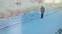 Yenimahalle'de akaryakıt istasyonuna yakın alanda yangın çıkaran şüpheli güvenlik kamerasında