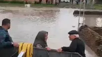 Kars'ta sağanak yağış sonrası yaşlı çift selden kurtarıldı